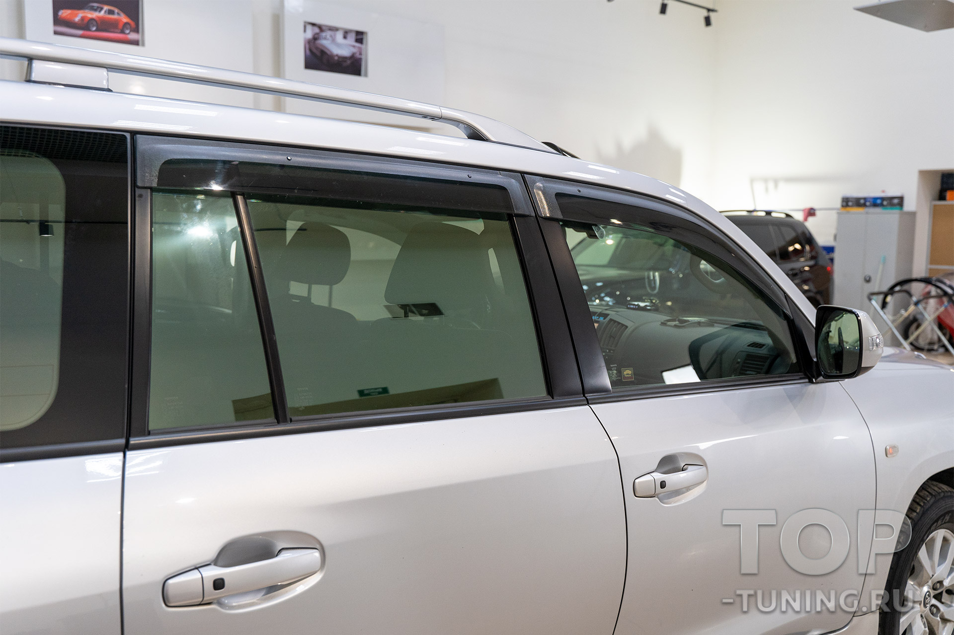 Черные ветровики на двери для Toyota Land Cruiser 200 (2011-2015)